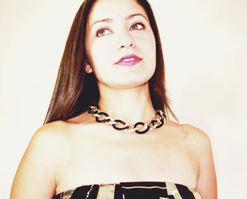 Chain Link Necklace Classic necklace in golden and black.